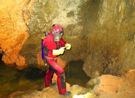 odběr vzorků ve Zbrašovských jeskyních