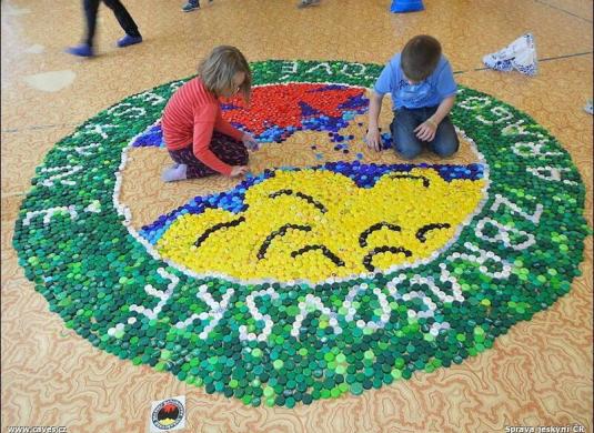 Logo Zbrašovských aragonitových jeskyní z vršků od PETlahví