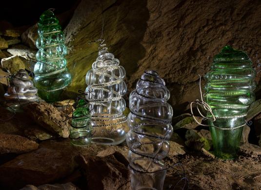 Výstava "Voda / sklo / voda" ve Zbrašovských jeskyních, léto 2024