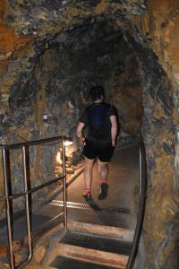 a nedočkavě pokračovali spojovací štolou