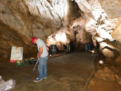 Pak už jen vybalit, rozmístit po jeskyni a nasvítit.