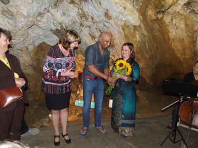 Překladu z angličtiny se ochotně ujala jeho milá žena Radka.