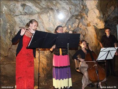 Půvabné dívčí trio hraje líbezné melodie