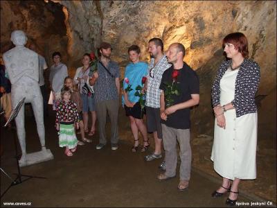 Autoři vystavených děl a pan kurátor obdrželi kytičky