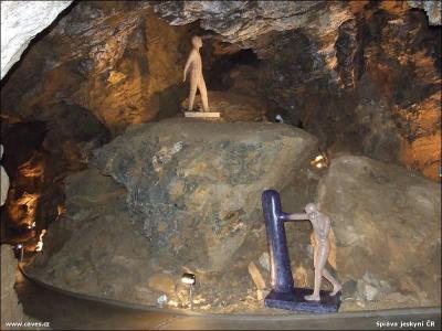 Celkový pohled na Mramorovou síň, nahoře socha "Domnělý let" Petra Mazáče, v popředí "Do pytle" Petra Švolby