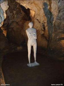 Uprostřed výstavního prostoru stojí "Madona" Ondřeje Nahorniaka