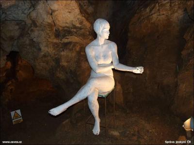 Sedící dívčí figura Stánkařka Veroniky Plátkové inspirovaná polskými trhovkyněmi