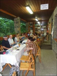 Po vernisáži následuje tradiční posezení na terase provozní budovy