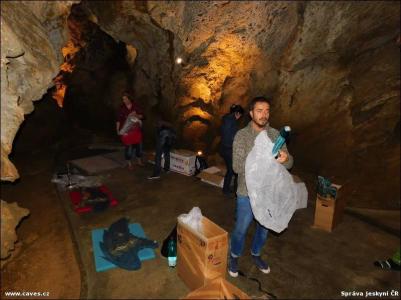 Slavnostní chvíli předcházela perná práce při instalaci děl.