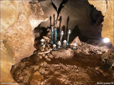 Jako první spatří návštěvníci skleněné houbičky ve Veselé jeskyni.