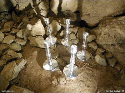 Stříbřené svícny inspirované bohoslužebným náčiním z konce 19. stol.