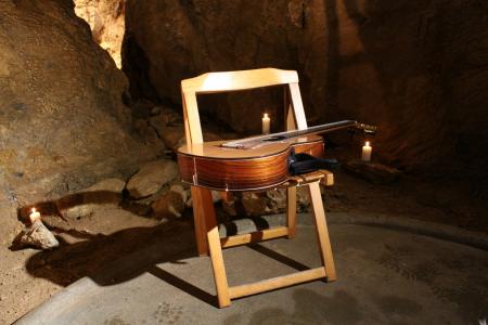 Kytara se temperuje a čeká. Jen aby nikdo nekopl do skládací židle