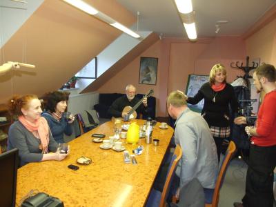 Organizační tým ladí poslední detaily, pan Rak kytaru