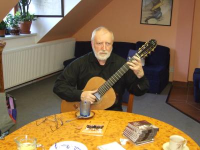 Pan Rak se rozehrává v teple provozní budovy