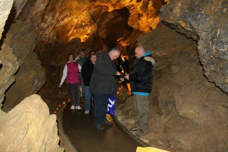 Při vstupu do jeskyní zapalují svíčku s přáním