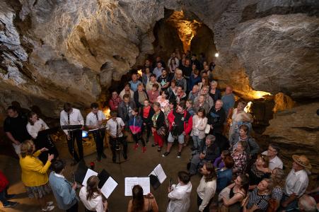 Výstava Světlo sklem Ondřeje Strnadela, léto 2023