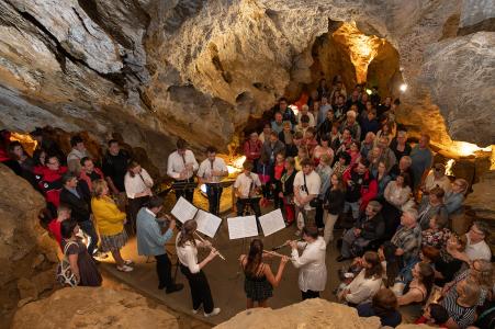 Výstava Světlo sklem Ondřeje Strnadela, léto 2023