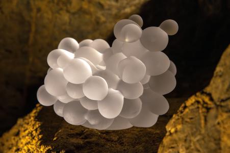 Výstava Světlo sklem Ondřeje Strnadela, léto 2023