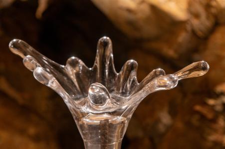 Výstava "Voda / sklo / voda" ve Zbrašovských jeskyních, léto 2024