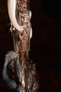 Výstava "Voda / sklo / voda" ve Zbrašovských jeskyních, léto 2024