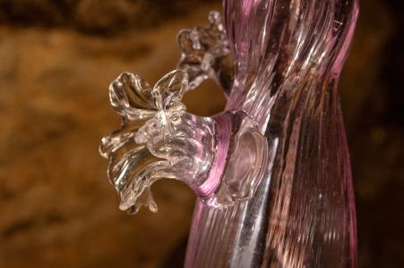 Výstava "Voda / sklo / voda" ve Zbrašovských jeskyních, léto 2024