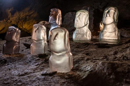 Výstava "Voda / sklo / voda" ve Zbrašovských jeskyních, léto 2024