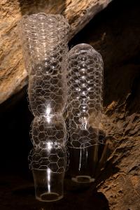 Výstava "Voda / sklo / voda" ve Zbrašovských jeskyních, léto 2024