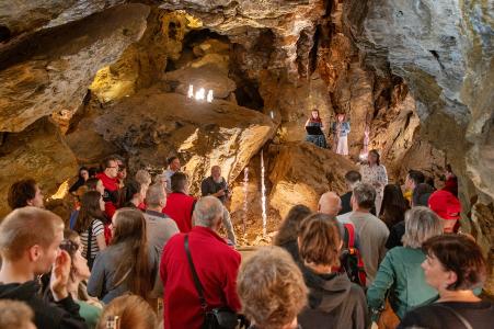Výstava "Voda / sklo / voda" ve Zbrašovských jeskyních, léto 2024