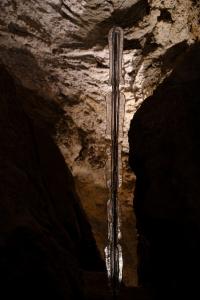 Výstava "Voda / sklo / voda" ve Zbrašovských jeskyních, léto 2024