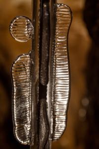 Výstava "Voda / sklo / voda" ve Zbrašovských jeskyních, léto 2024