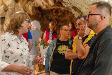 Výstava "Voda / sklo / voda" ve Zbrašovských jeskyních, léto 2024