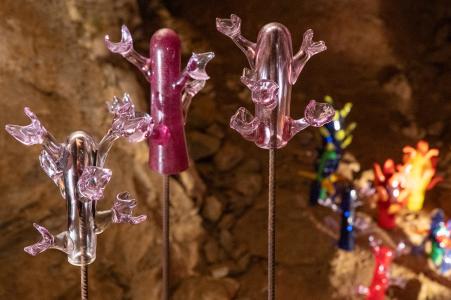 Výstava "Voda / sklo / voda" ve Zbrašovských jeskyních, léto 2024