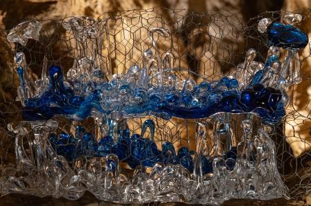 Výstava "Voda / sklo / voda" ve Zbrašovských jeskyních, léto 2024