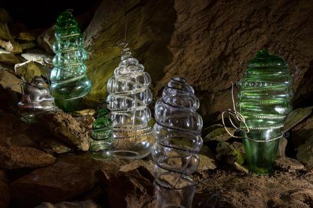 Výstava "Voda / sklo / voda" ve Zbrašovských jeskyních, léto 2024