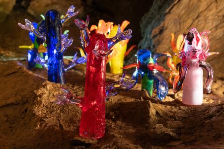 Výstava "Voda / sklo / voda" ve Zbrašovských jeskyních, léto 2024