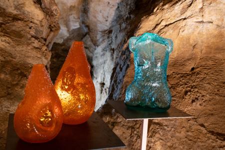 VÝSTAVA VODA/SKLO/VODA DOPLŇUJE V LÉTĚ PROHLÍDKU ZBRAŠOVSKÝCH JESKYNÍ