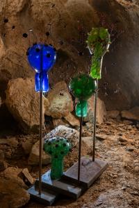 VÝSTAVA VODA/SKLO/VODA DOPLŇUJE V LÉTĚ PROHLÍDKU ZBRAŠOVSKÝCH JESKYNÍ