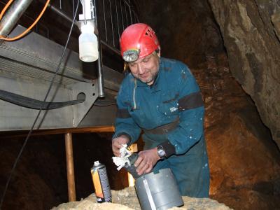 Údržba klapky odsávání. Foto Slavomír Černý