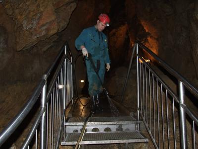 Umývání jeskyně. Foto Slavomír Černý