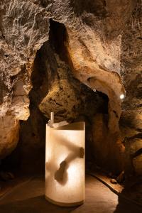 Sochařská výstava Postmineral v Zbrašovských jeskyních, léto 2025