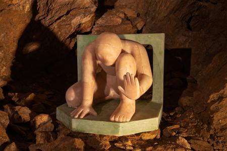 Sochařská výstava Postmineral v Zbrašovských jeskyních, léto 2025