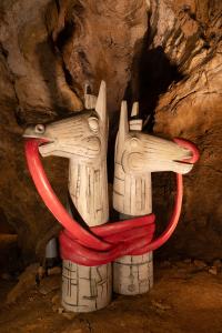 Sochařská výstava Postmineral v Zbrašovských jeskyních, léto 2025