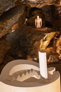 Sochařská výstava Postmineral v Zbrašovských jeskyních, léto 2025