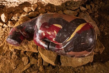 Sochařská výstava Postmineral v Zbrašovských jeskyních, léto 2025