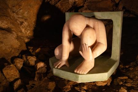 Sochařská výstava Postmineral v Zbrašovských jeskyních, léto 2025