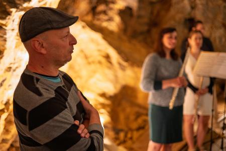 Sochařská výstava Postmineral v Zbrašovských jeskyních, léto 2025