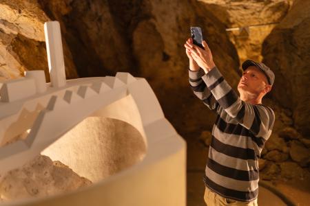 Sochařská výstava Postmineral v Zbrašovských jeskyních, léto 2025