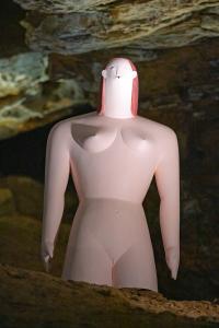 Sochařská výstava Postmineral v Zbrašovských jeskyních, léto 2025