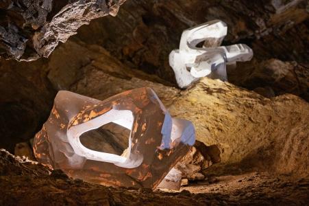Sochařská výstava Postmineral v Zbrašovských jeskyních, léto 2025