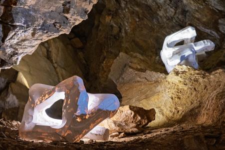 Sochařská výstava Postmineral v Zbrašovských jeskyních, léto 2025